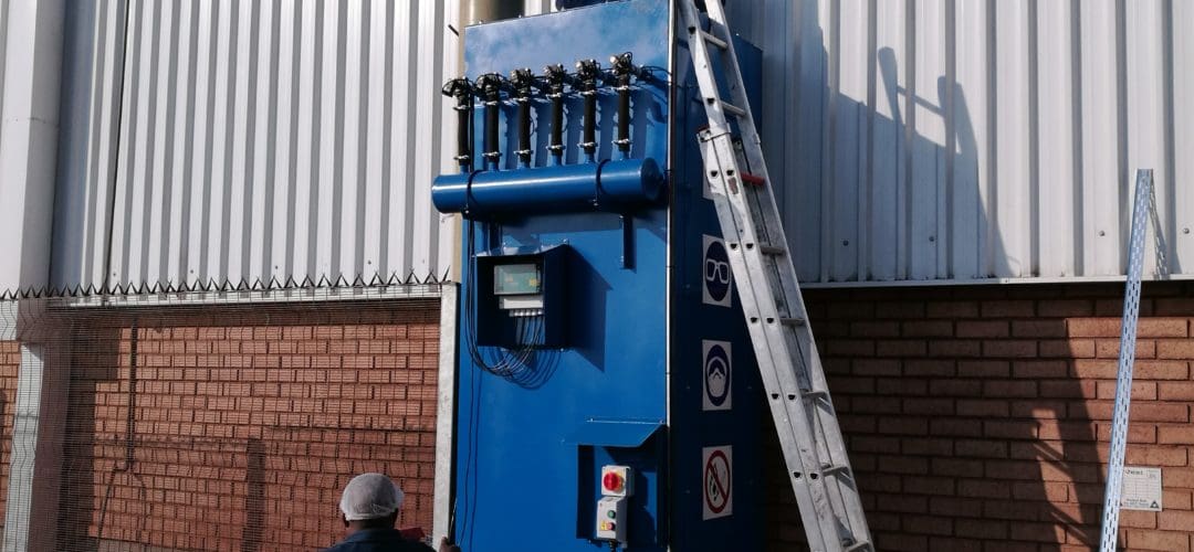 Pulse-jet dust extractor for a food powder mixing facility